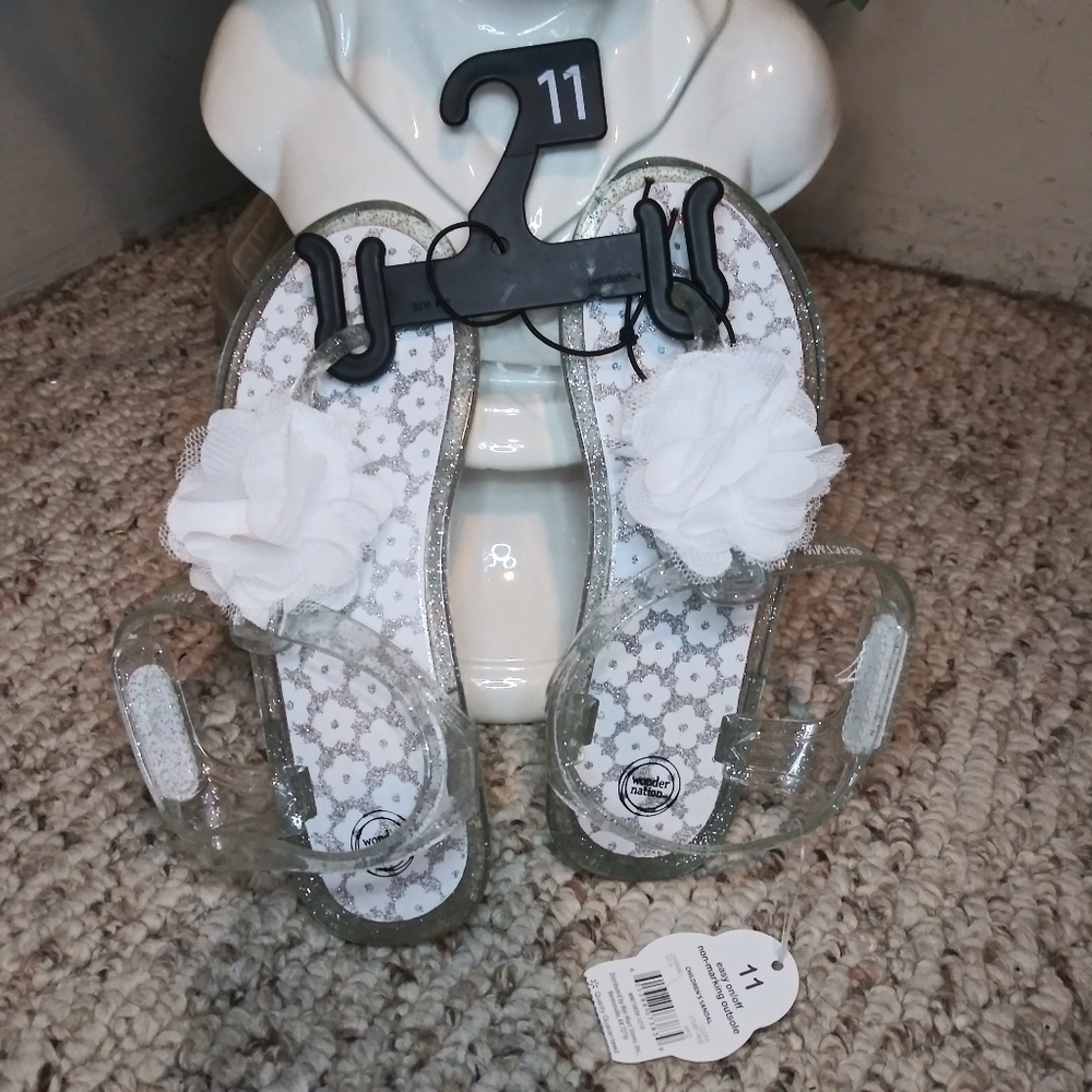 Wonder Nation Girl's White Flower Decorated Silver Glitter Jelly Sandals - Picture 2 of 4